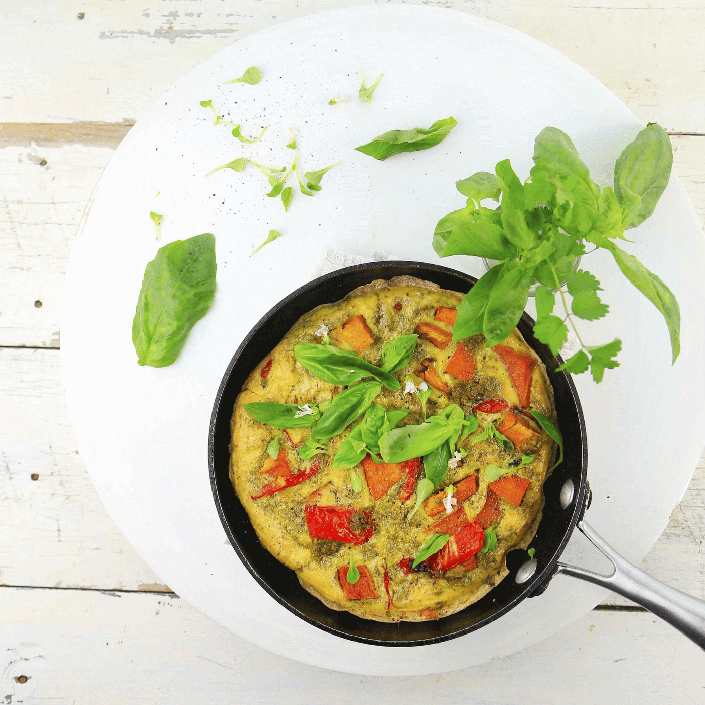 4 Ingredients 'Healthy Diet' cookbook: Image of an omelette with fresh vegetables in a frying pan, sprinkled with basil and seasoning.