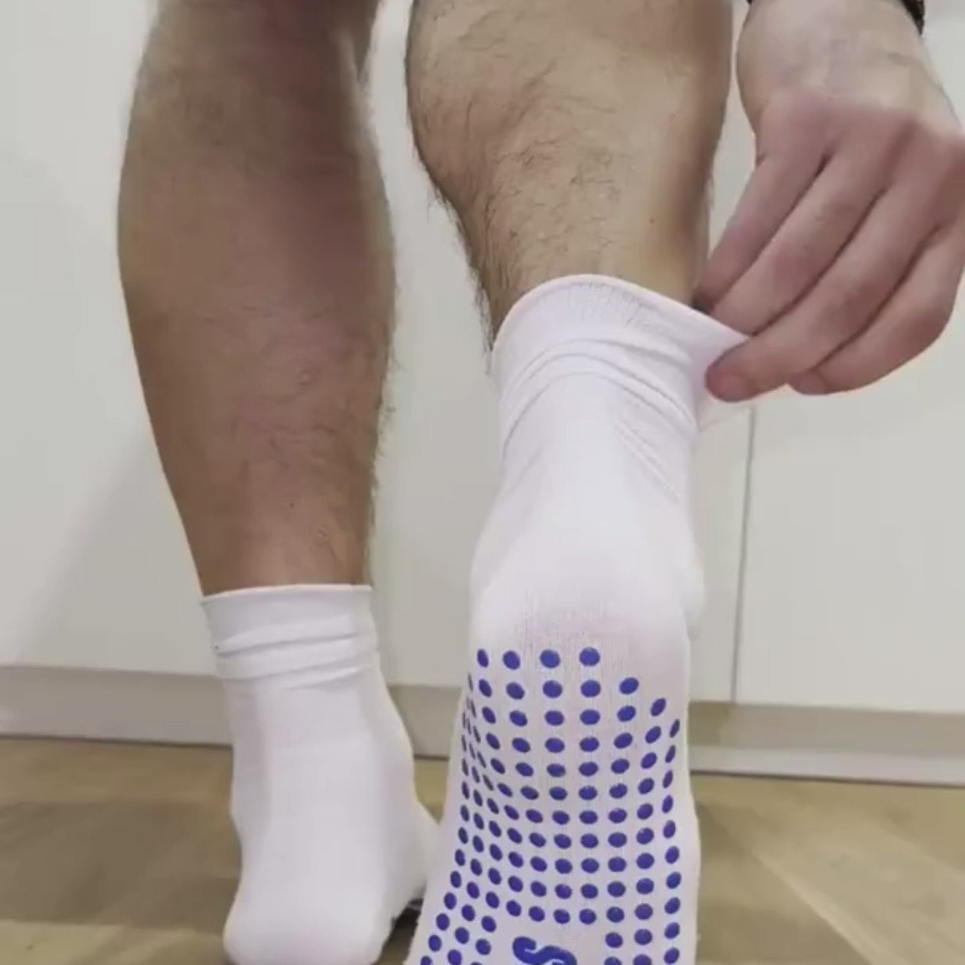 Load video: VEOS EasyFit Grip Socks
