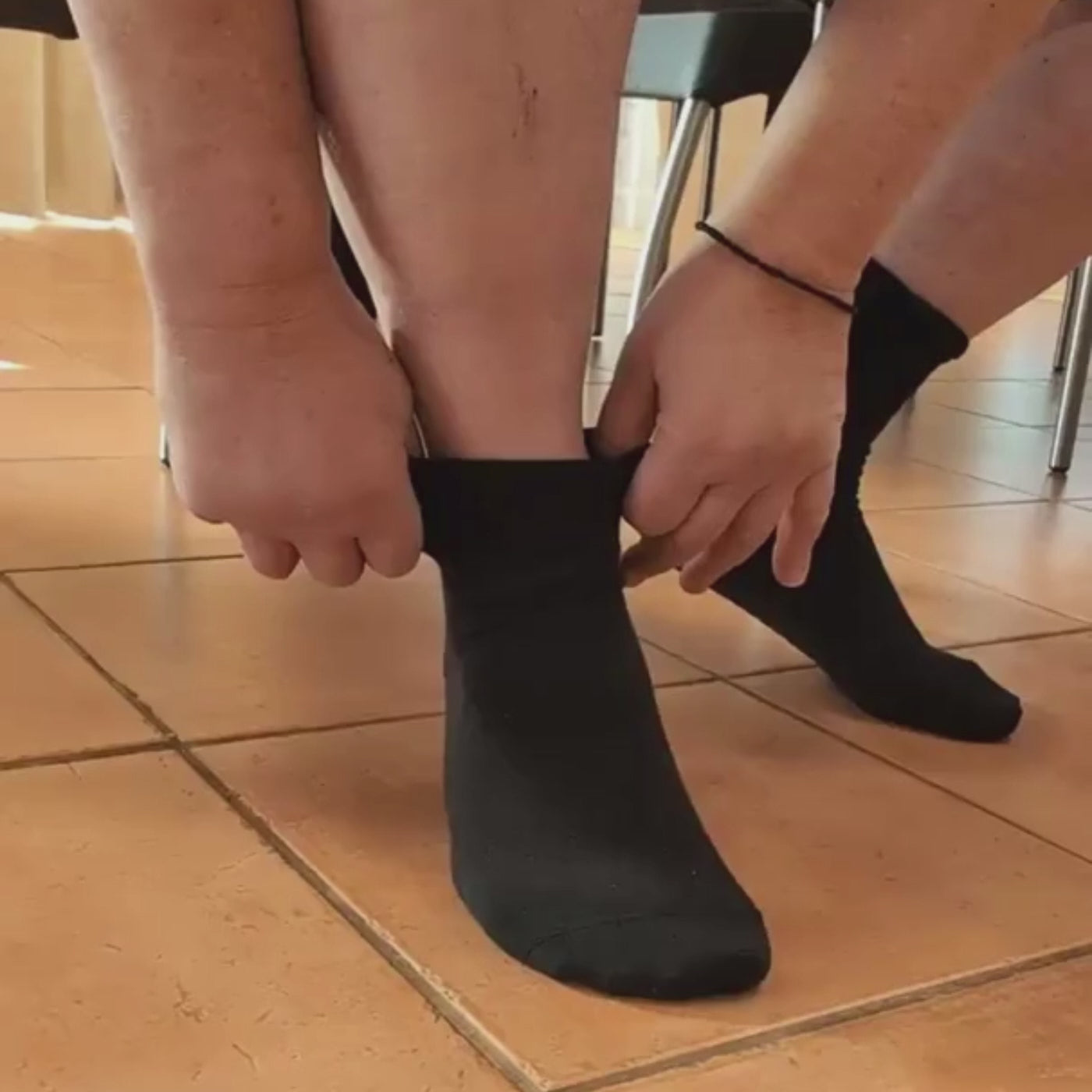 Load video: VEOS EasyFit Diabetes Socks
